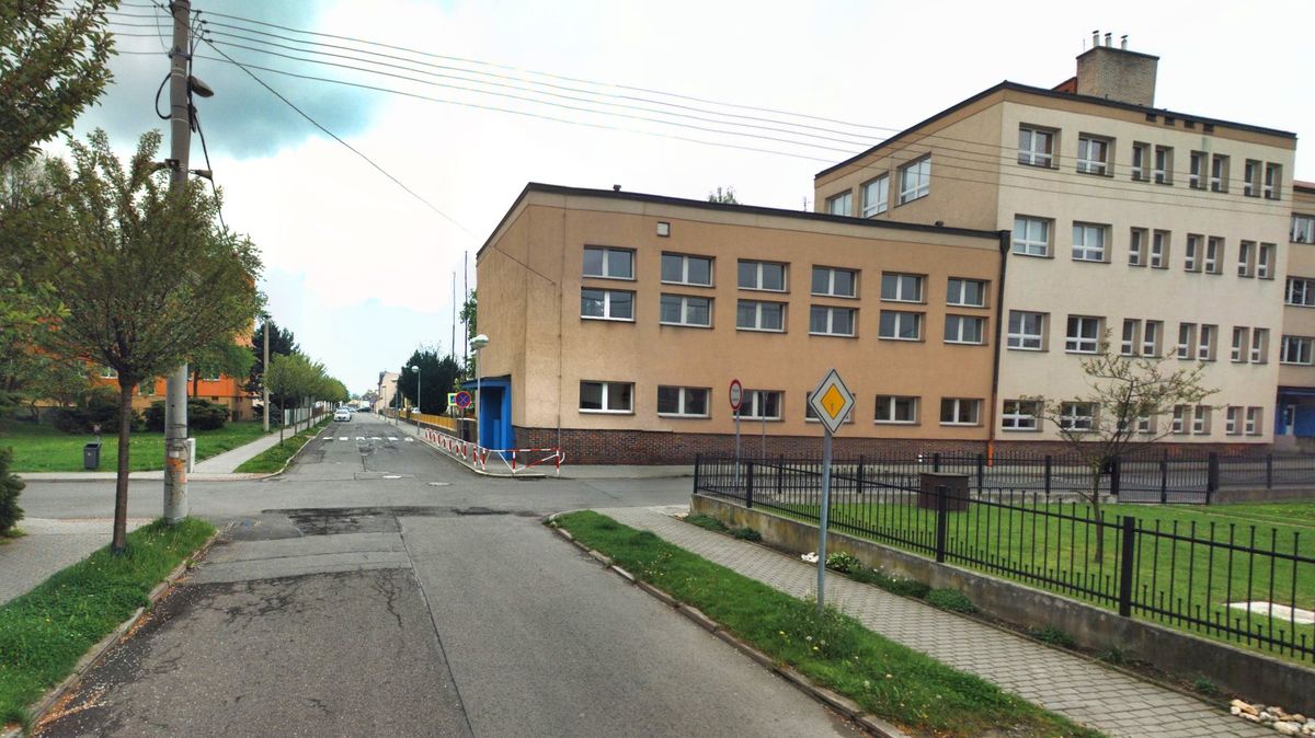 Osmiletý chlapec je těžce zraněný po střetu s autem u školy na Opavsku